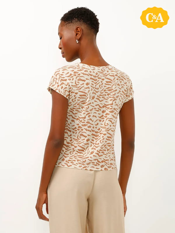 Modelos de blusas femininas: modelo vestindo uma blusa de viscose animal print bege - costas.