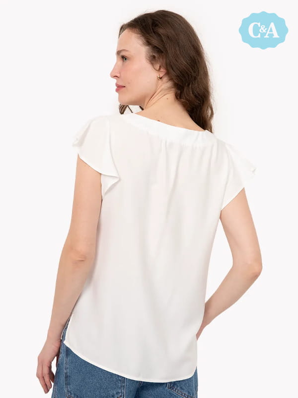 Modelos de blusas femininas: modelo vestindo uma blusa de viscose gola laço manga curta com babado off white - costas