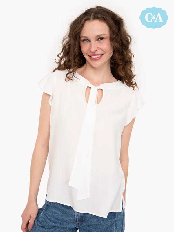 Modelos de blusas femininas: modelo vestindo uma blusa de viscose gola laço manga curta com babado off white