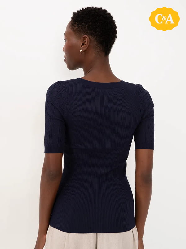 Modelos de blusas femininas: modelo vestindo uma blusa de viscose texturizada decote v - costas.