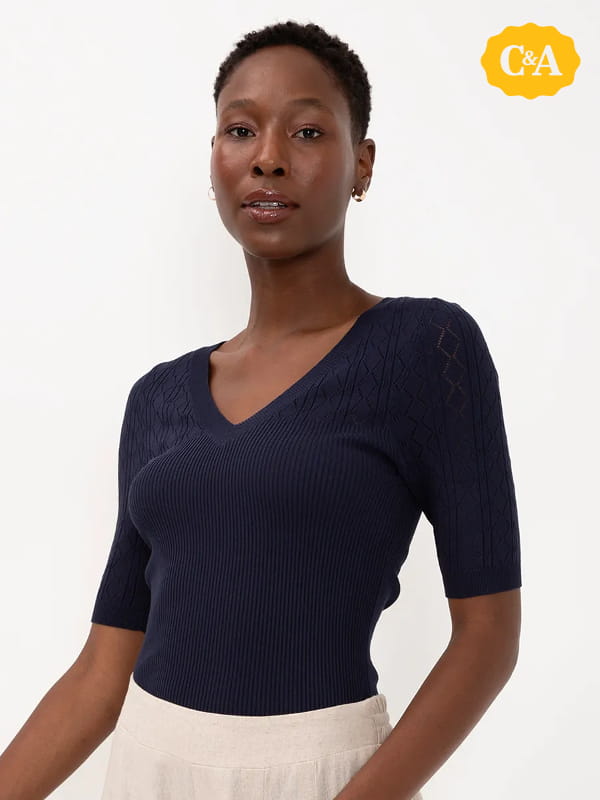 Modelos de blusas femininas: modelo vestindo uma blusa de viscose texturizada decote v.