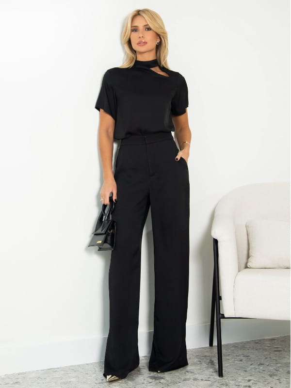 O que combina com blusa social feminina: modelo vestindo uma calça pantalona em crepe caimento fluido preta - look.
