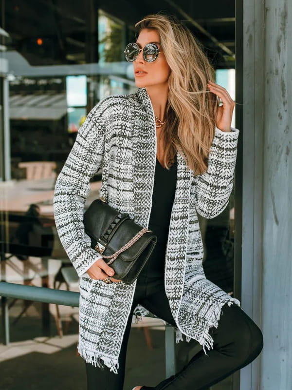 O que sua roupa diz sobre você: modelo vestindo um casaco de tricot mousse xadrez.