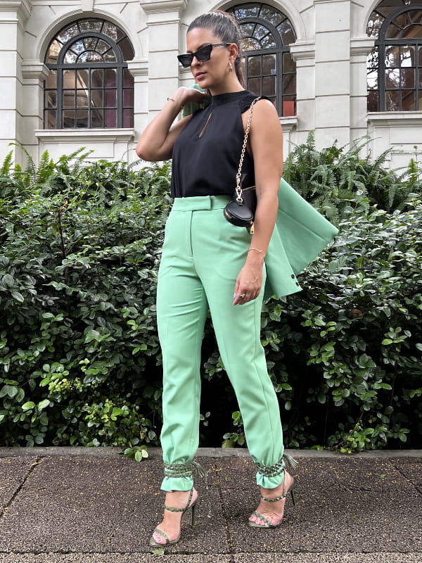 Peças e tendências que rendem looks para ficar elegante: modelo com um blazer verde.