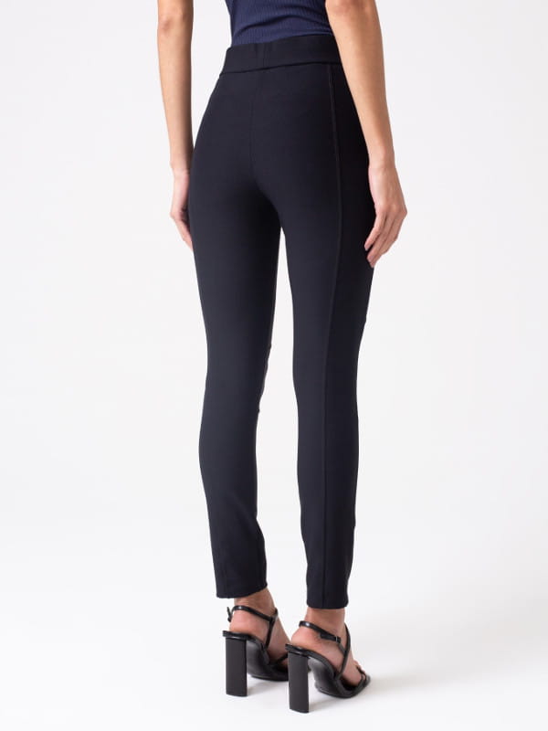 Que cor combina com preto: modelo vestindo uma calça feminina skinny em malha ponto roma - costas.