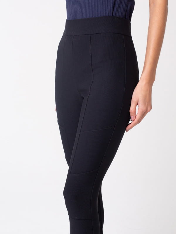 Que cor combina com preto: modelo vestindo uma calça feminina skinny em malha ponto roma - detalhe.
