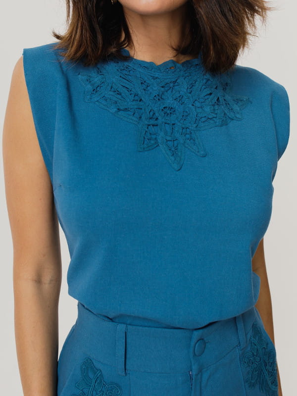 Regata de viscose feminina: modelo vestindo uma blusa de linho com renda no decote azul - detalhes.