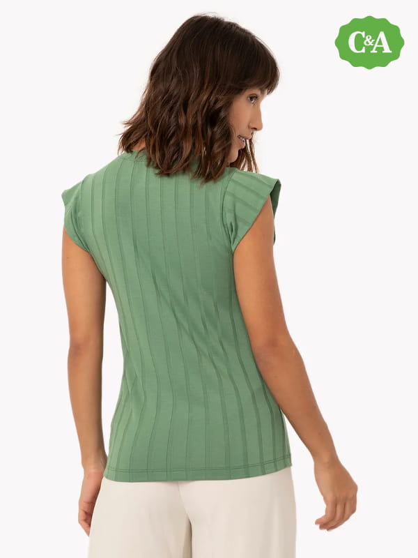 Roupas femininas para trabalhar: modelo vestindo uma blusa canelada muscle tee decote redondo verde - costas.