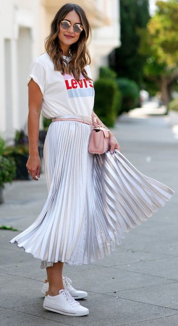 Saia midi plissada: modelo vestindo uma saia midi com t-shirt.