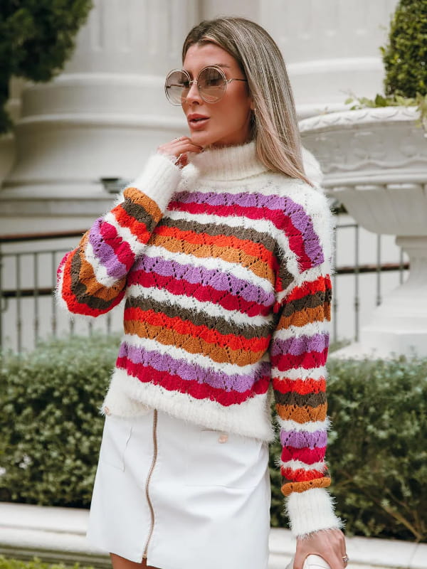 Blusa de frio de tricot: modelo com uma blusa de tricot feminina listrada com pelinhos.